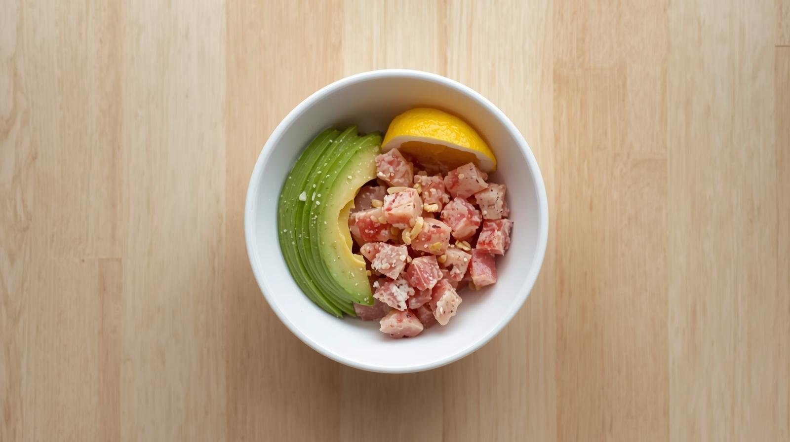 Tuna avocado bowl with lemon